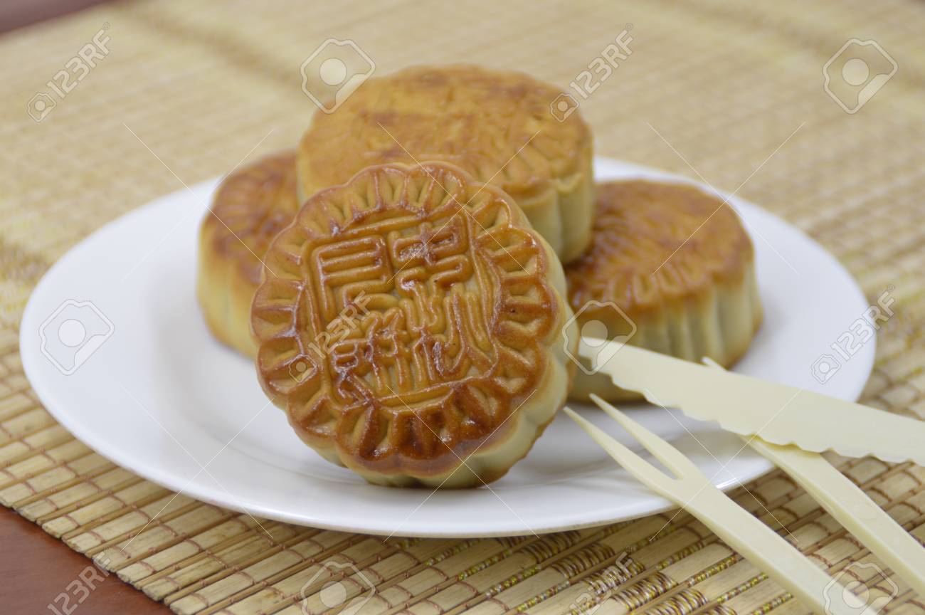 Chinese Traditional Snacks Moon Cake Stock Photo, Picture and Royalty Free  Image. Image 68139504., image size:1300x864