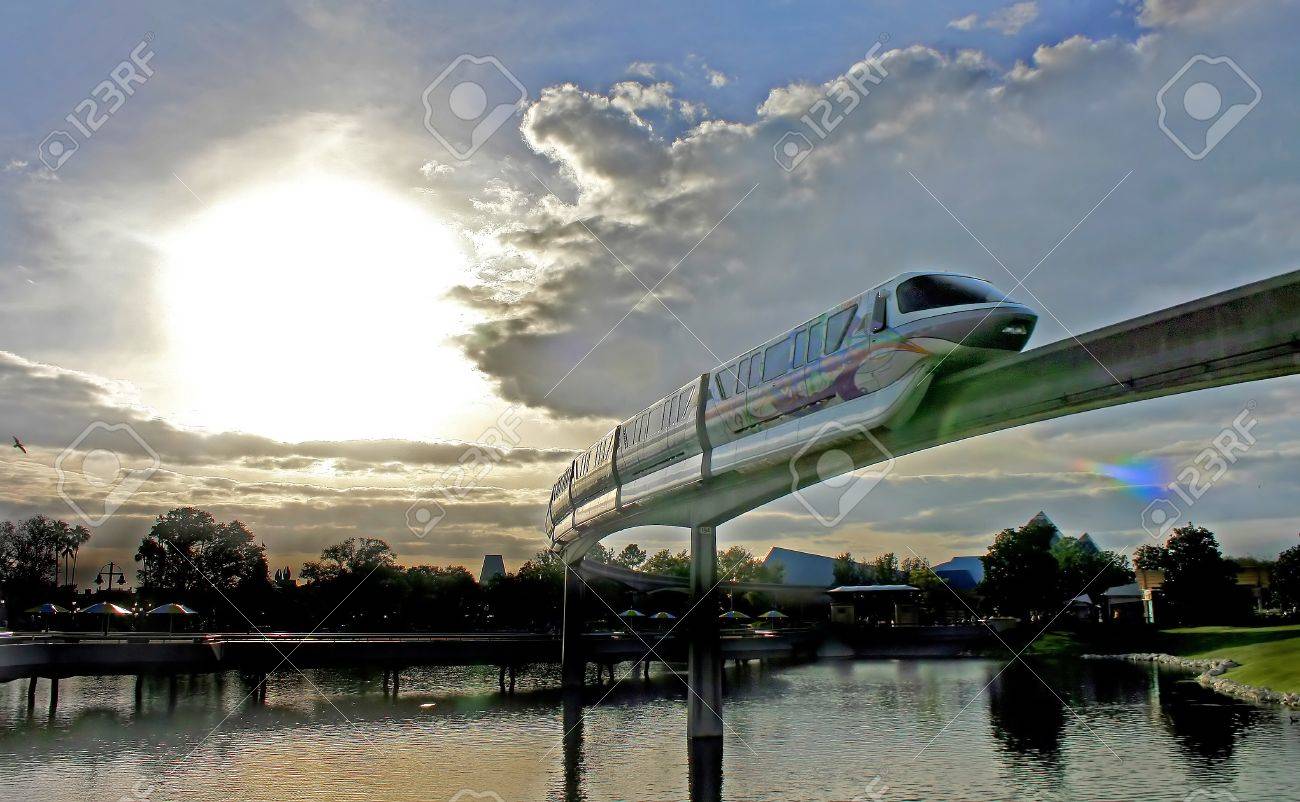 オーランド フロリダ州 07 年 1 月 12 日 ウォルト ディズニー ワールドのモノレール エプコットを通過 の写真素材 画像素材 Image