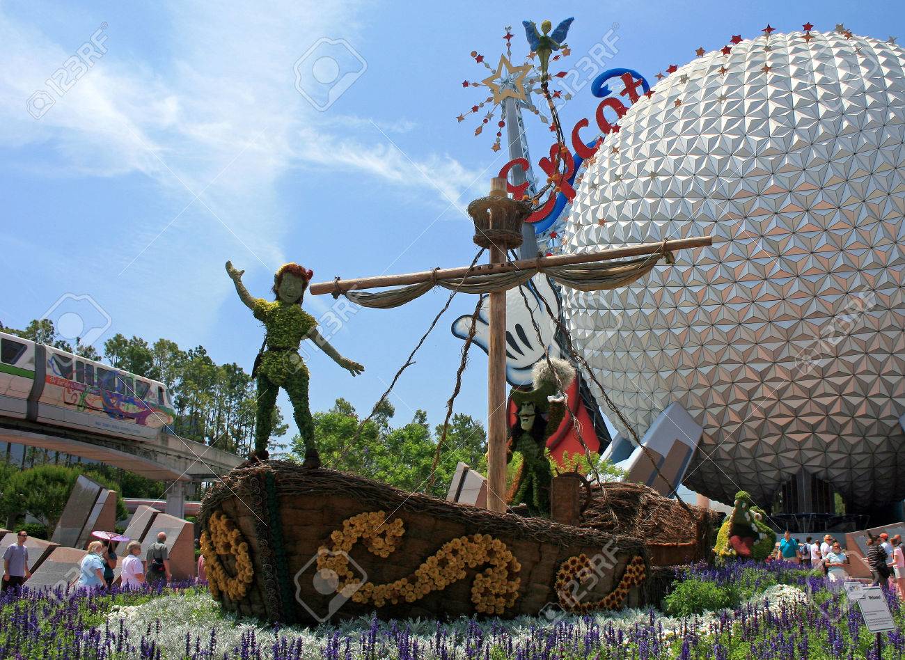 オーランド フロリダ州 07 年 5 月 21 日 エプコット花と庭祭 エプコット ウォルト ディズニー ワールドでのピーターパン フック船長 ティンカーベル ワニを示すため前面の表示 の写真素材 画像素材 Image
