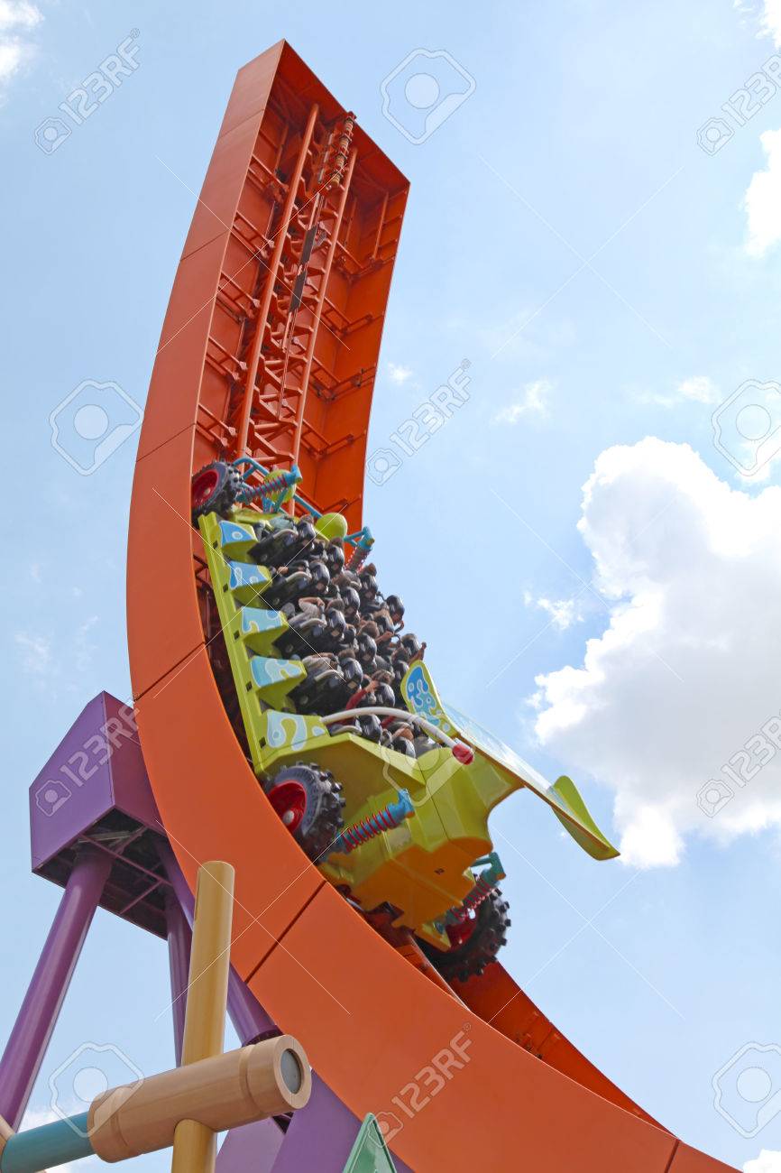 MARNE-LA-VALLEE, 프랑스 -2011 년 7 월 1 일 - 디즈니 랜드 리조트 파리 월트 디즈니 스튜디오 파크의 토이 스토리  플레이 랜드에있는 RC Racer. 로열티 무료 사진, 그림, 이미지 그리고 스톡포토그래피. Image 44781778