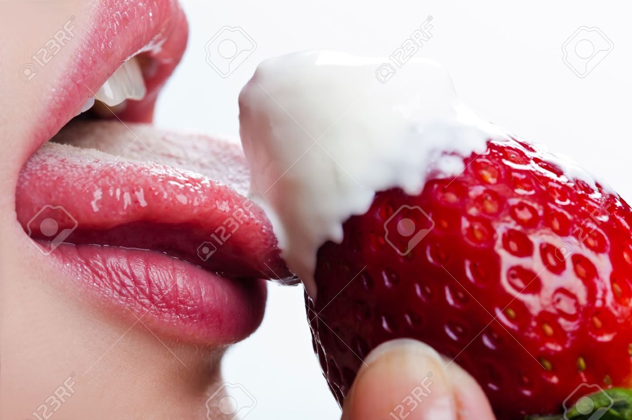 20046431-femme-lèche-la-crème-à-la-fraise.jpg