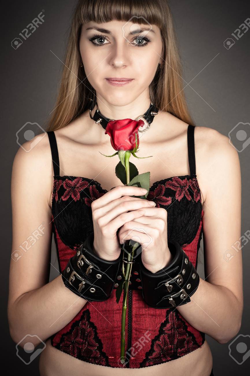 Belle Femme Avec Des Menottes Avec Une Rose À La Main Banque D'images Et  Photos Libres De Droits. Image 20056888.