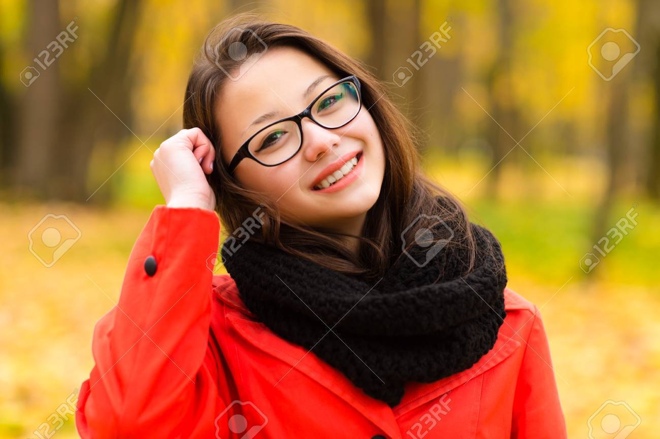 メガネで笑っている秋の肖像画韓国女の子 の写真素材 画像素材 Image