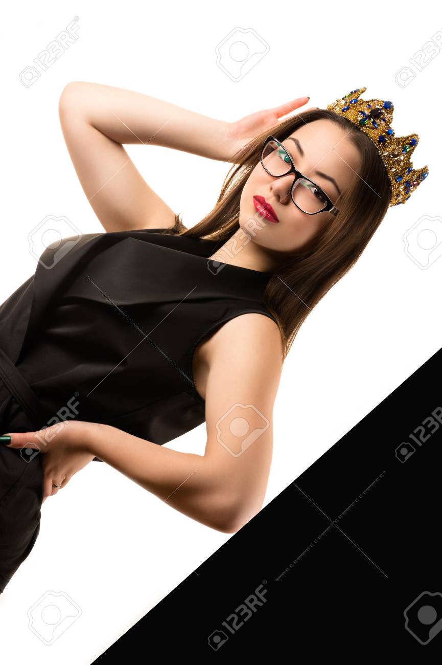 クラウンとスタイリッシュなスーツでファッショナブルな韓国美女 の写真素材 画像素材 Image