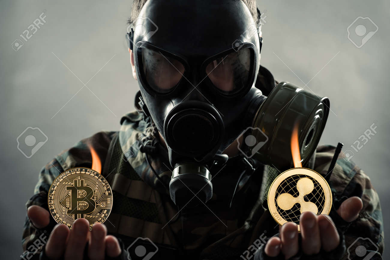 手にビットコインとxrpコインを保持しているガスマスクの男鉱夫の写真素材・画像素材 Image 171467039