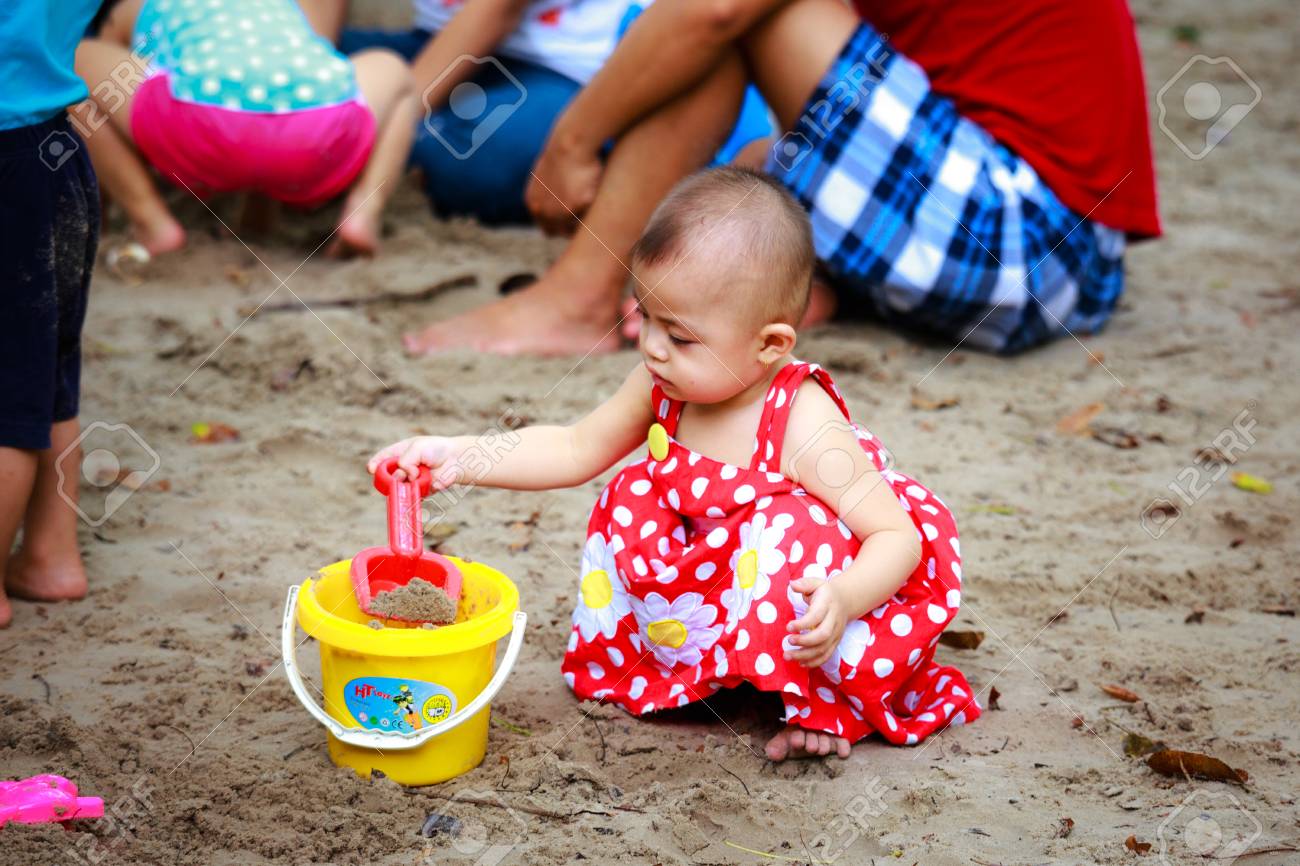 Hochiminh City Vietnam 21 Juin 15 Non Identifie Dans Un Parc Bebe Fille Jouant Du Sable Seul A Ho Chi Minh Ville Vietnam Banque D Images Et Photos Libres De Droits Image