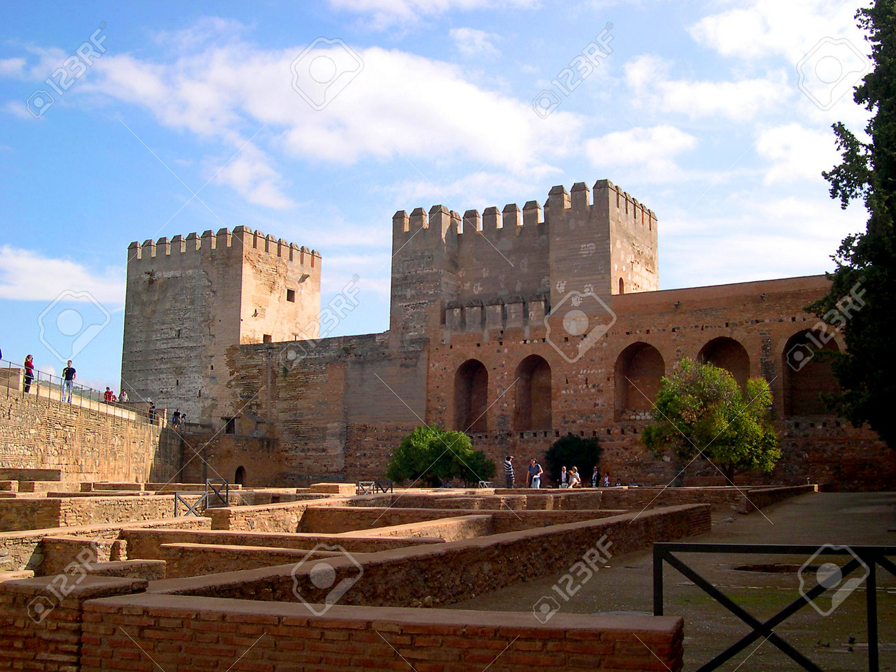 グラナダでスペイン南部のアルハンブラ宮殿は 1492 年にカトリック両王フェルディナンドとイザベラによって投げ出された 9 世紀のヨーロッパのムーア人ルール スペインのイスラム美術の宝石 の写真素材 画像素材 Image