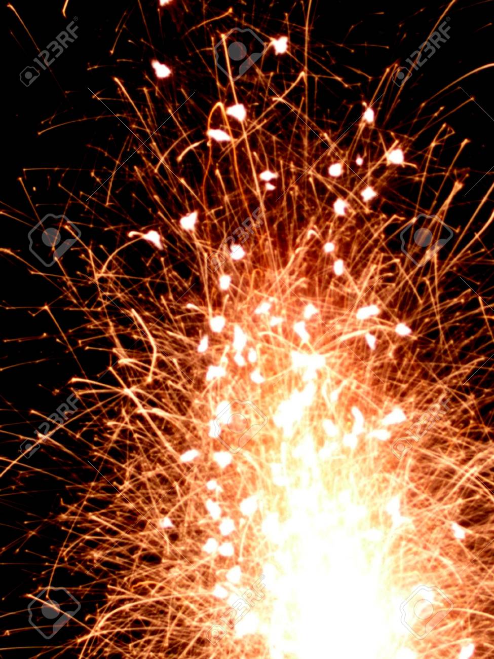 イギリスでたき火の夜花火 の写真素材 画像素材 Image