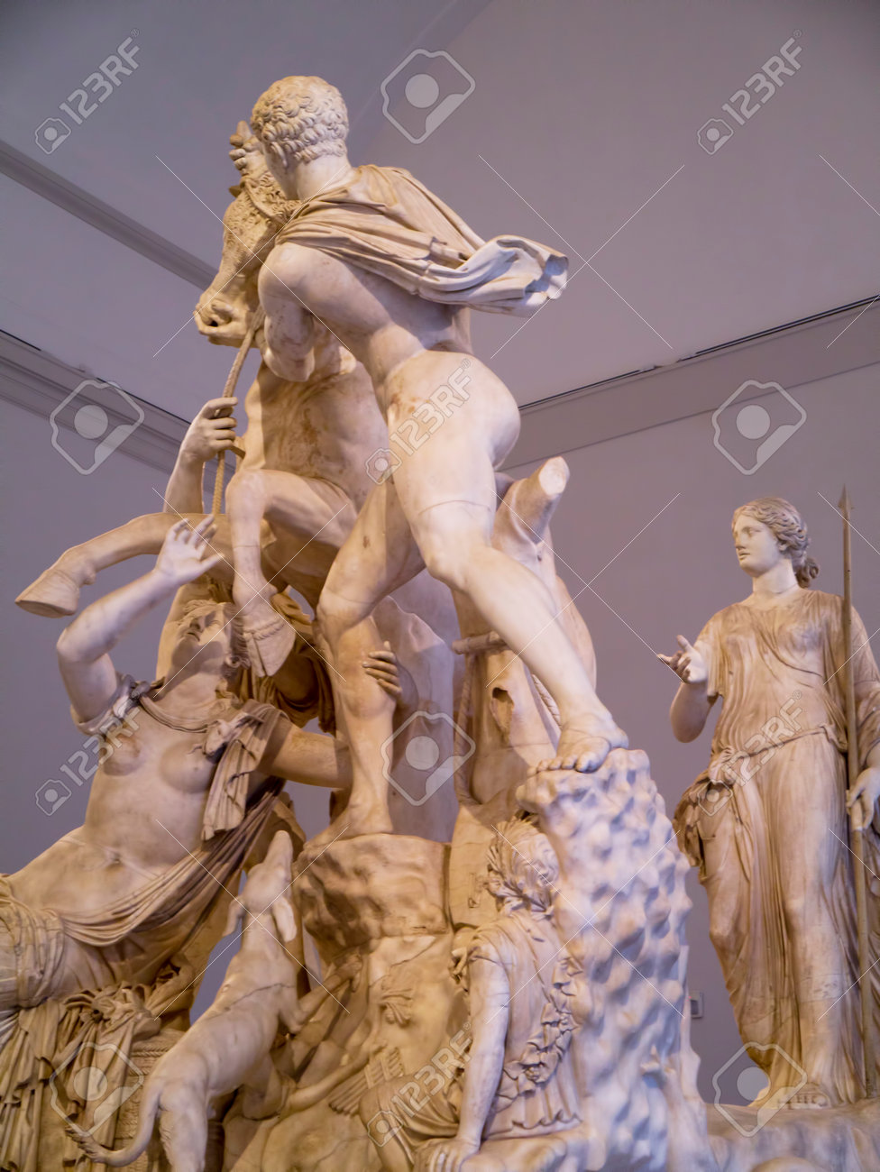 ナポリ考古学博物館イタリアのファルネーゼ雄牛の大理石像 の写真素材 画像素材 Image 26218454