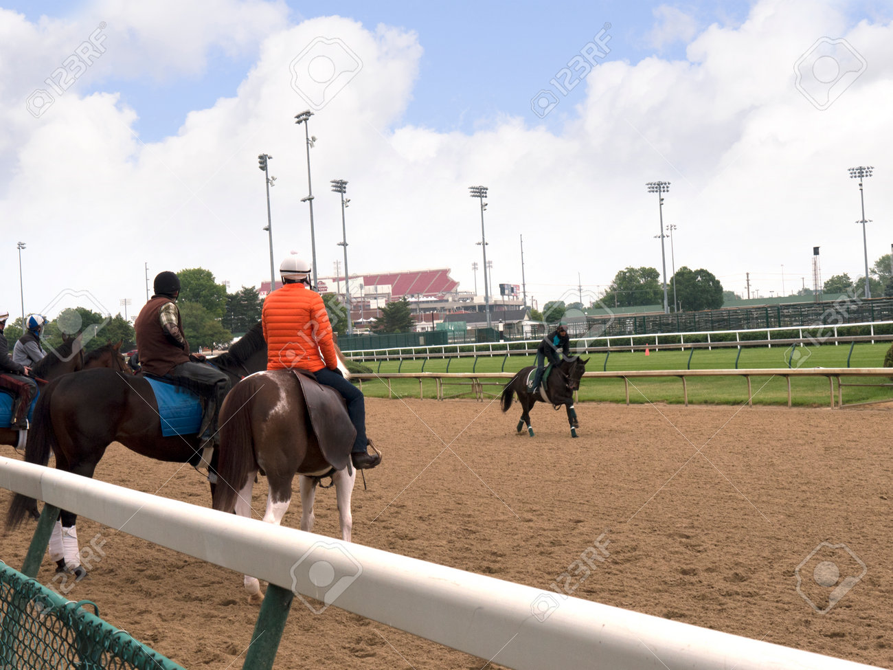 ルイビル アメリカのケンタッキー ダービーのホーム チャーチルダウンズ競馬場での馬 の写真素材 画像素材 Image ルイビル アメリカのケンタッキー ダービーのホーム チャーチルダウンズ競馬場での馬 の写真素材 画像素材 Image