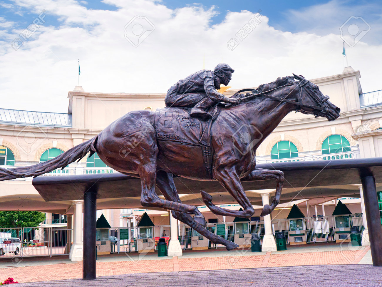 ルイビル アメリカのケンタッキー ダービーのホーム チャーチルダウンズ競馬場の像 の写真素材 画像素材 Image ルイビル アメリカのケンタッキー ダービーのホーム チャーチルダウンズ競馬場の像 の写真素材 画像素材 Image