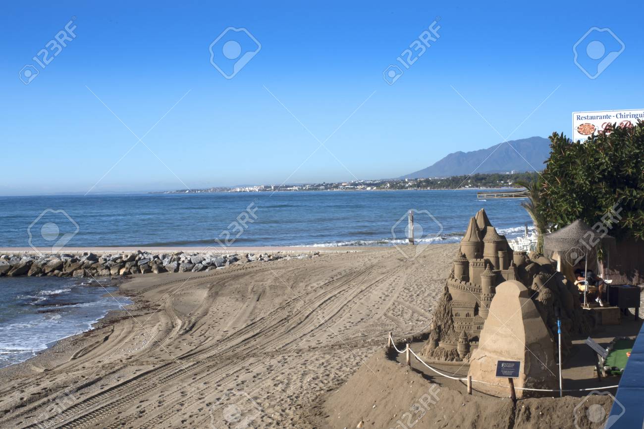 Scène De Plage Dans La Ville Styliste De Marbella Sur La Costa Del Sol Espagne