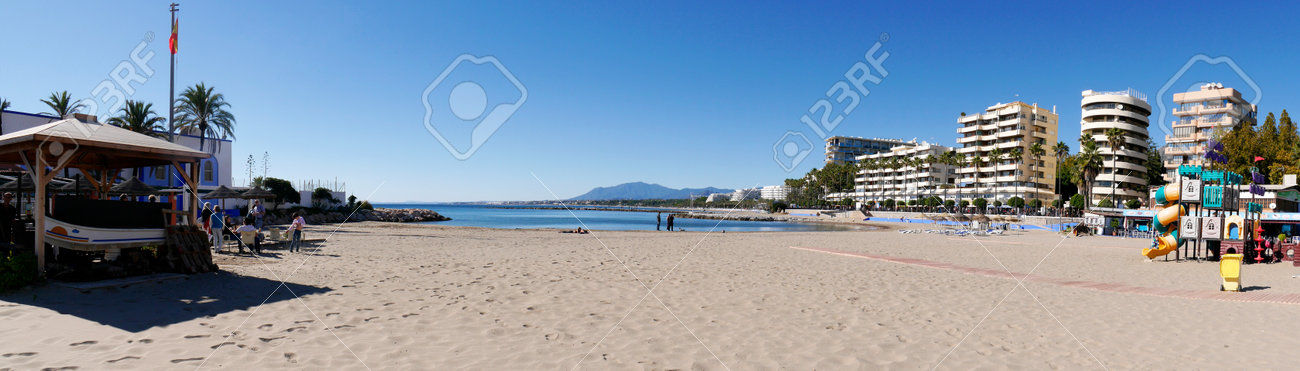 Scène De Plage Dans La Ville élégante De Marbella Sur La Costa Del Sol Espagne