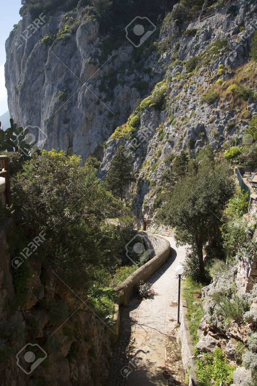 カプリ島イタリア ガーデン オブ アウグストゥスからビーチまで Krupps パス の写真素材 画像素材 Image