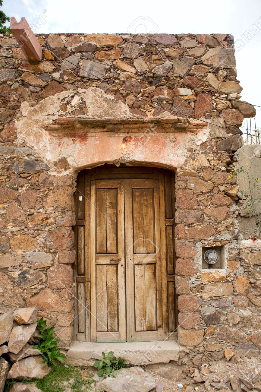石造りの家を実行時に古い木製ドア の写真素材 画像素材 Image