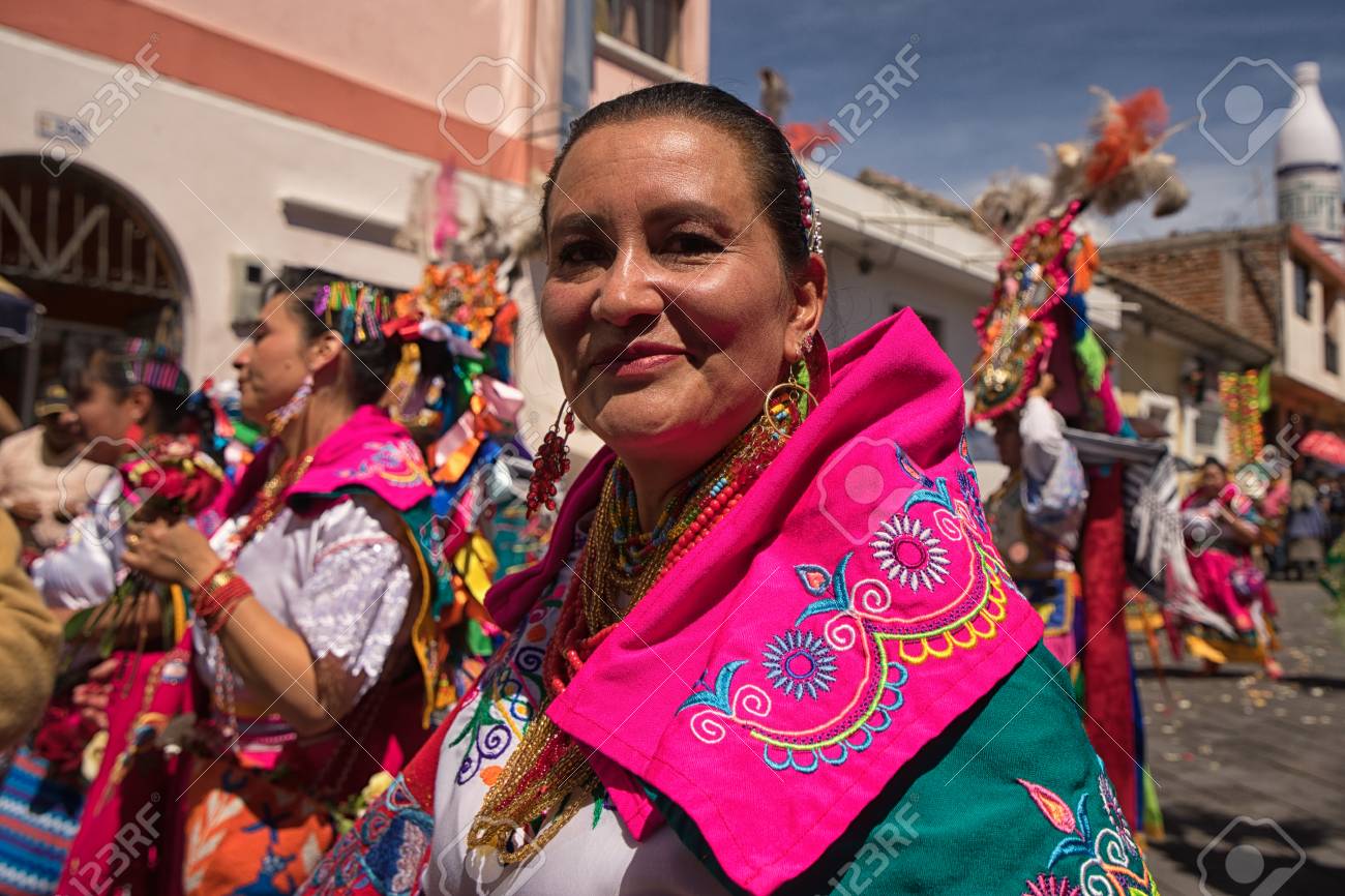 17 年 6 月 17 日 Pujili エクアドル コーパス クリスティ パレードでカラフルな民族衣装で先住民族の Kichwa 女性 の写真素材 画像素材 Image