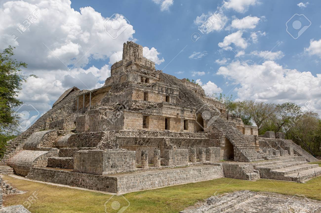 メキシコのカンペチェのエズナ遺跡公園でグラン アクロポリス古代マヤの構造 の写真素材 画像素材 Image