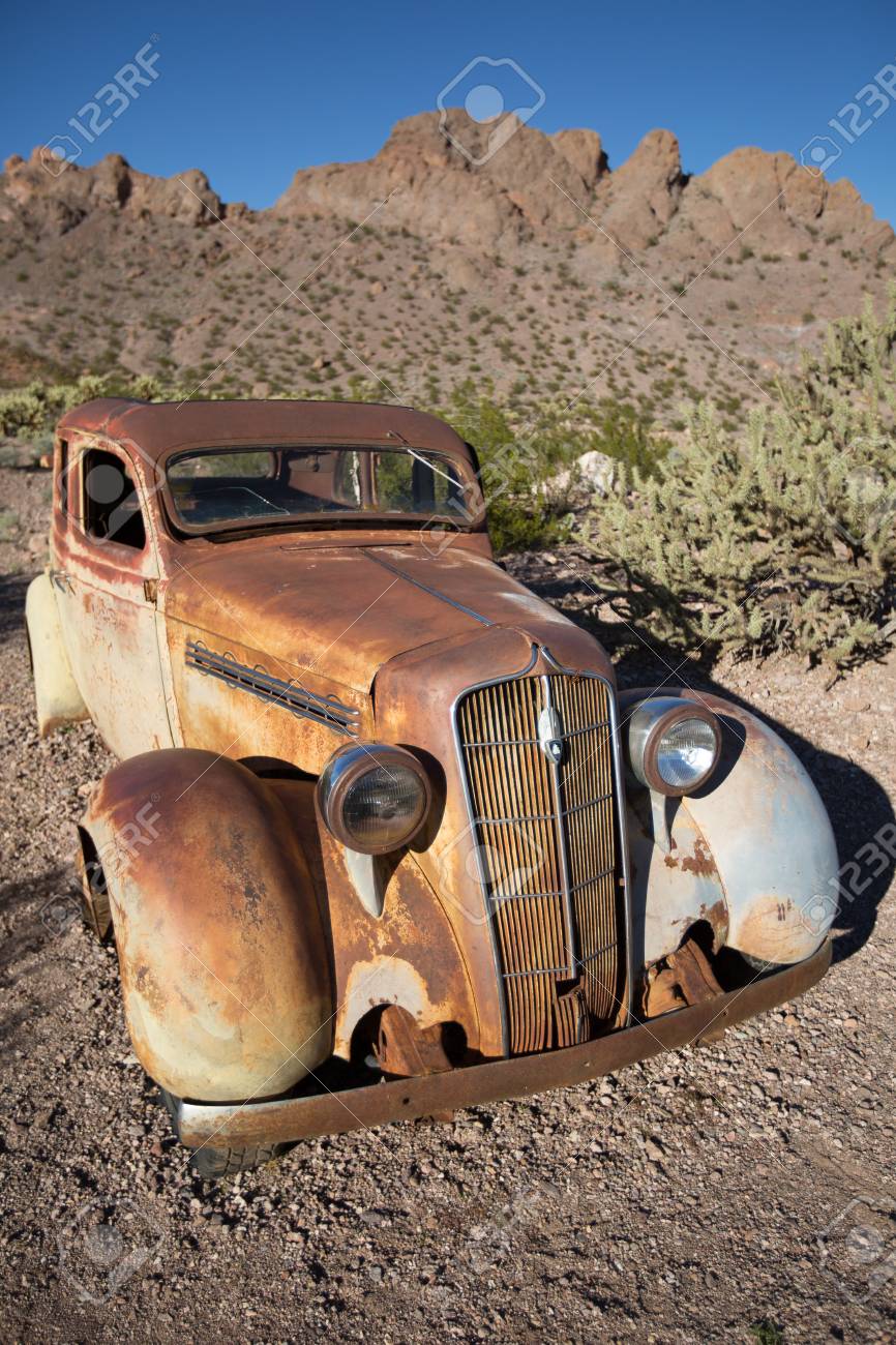 砂漠の錆びた車 の写真素材 画像素材 Image