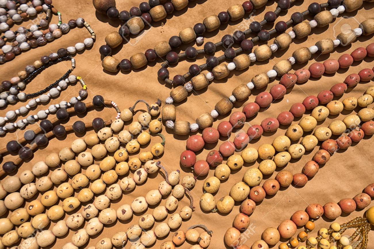 Otavalo, Ecuador-23 De Diciembre De 2017: Collares Indígenas Hechos De Semillas Naturales Y Madera Fotos, Retratos, Imágenes Y Fotografía De Archivo Libres Derecho. Image