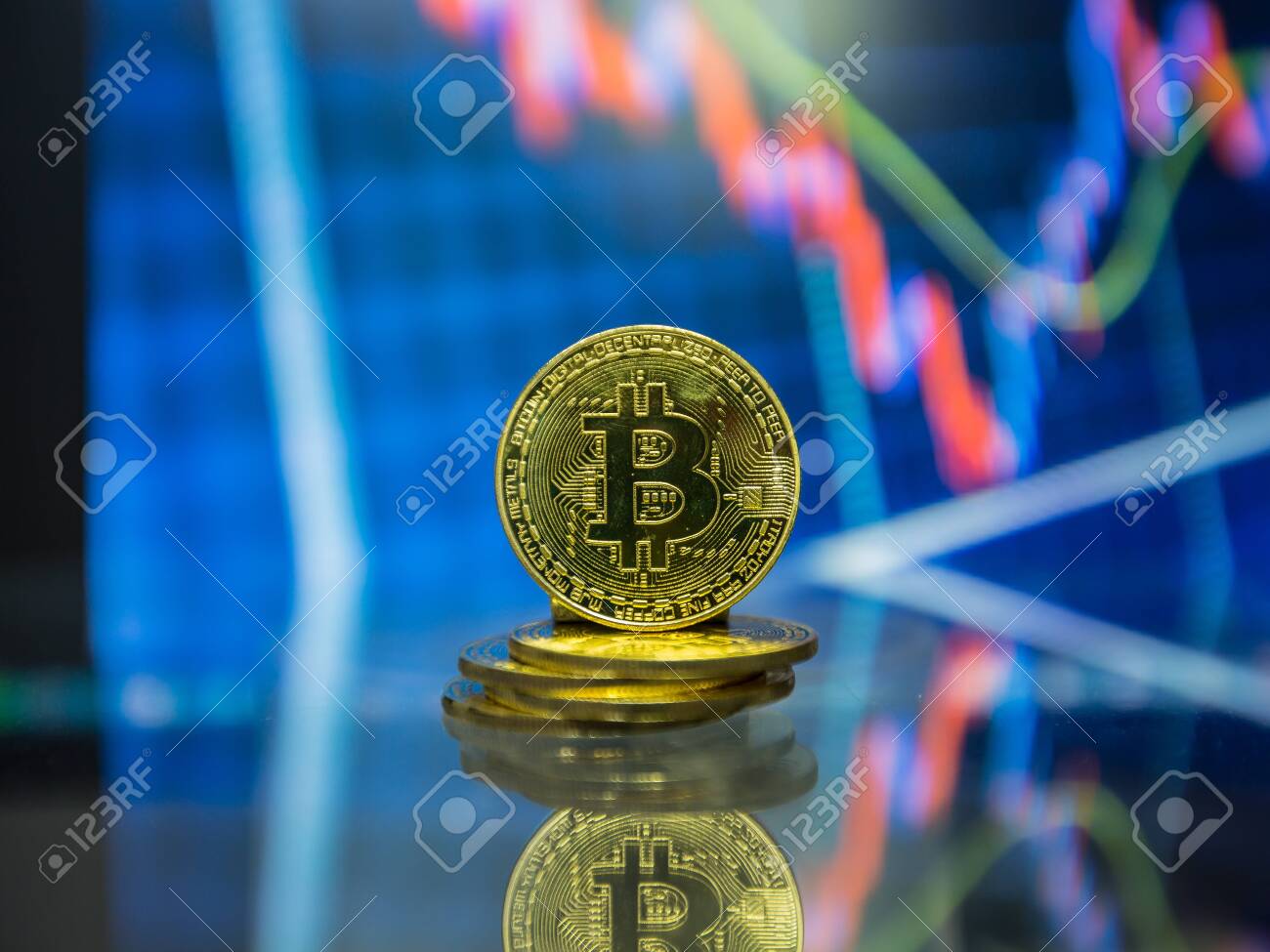 배경에 거래 교환 차트가 있는 실제 금속 비트코인 동전 로열티 무료 사진, 그림, 이미지 그리고 스톡포토그래피. Image  115605585