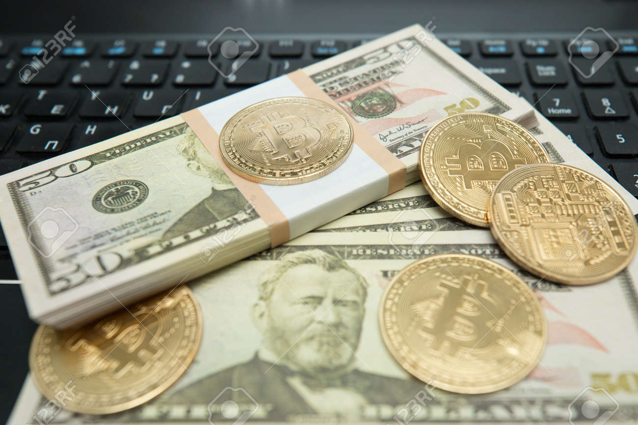 Moneda Dorada De Bitcoin En Dólares Estadounidenses De Cerca. Imagen  Simbólica De Moneda Virtual. Fotos, retratos, imágenes y fotografía de  archivo libres de derecho. Image 115611570