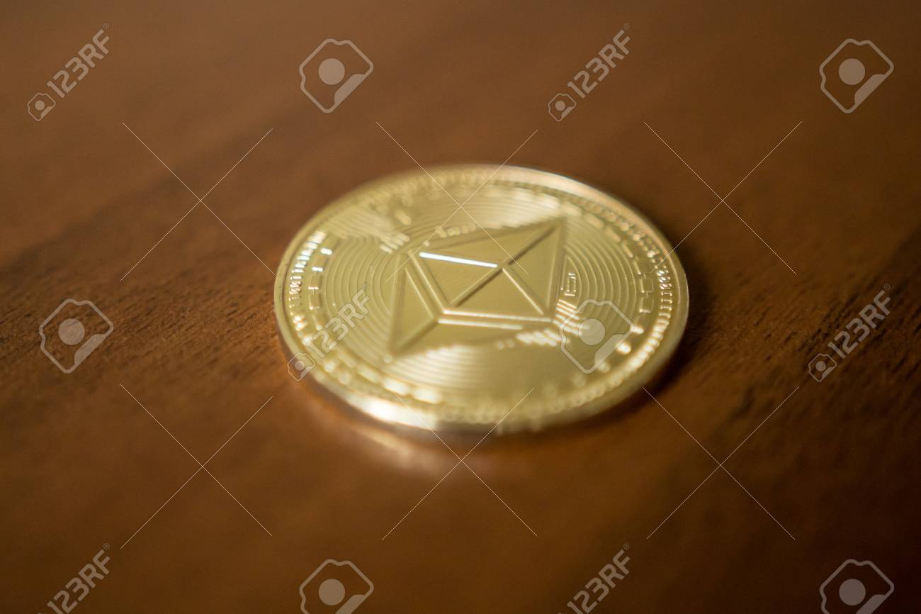 이더(Ether)는 이더리움 플랫폼에 의해 블록체인이 생성되는 암호화폐입니다. 로열티 무료 사진, 그림, 이미지 그리고 스톡포토그래피.  Image 118431153