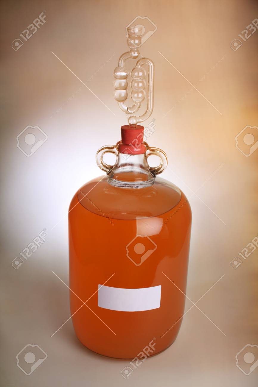 86329079-p%C3%AAcher-le-vin-dans-une-demijohn-avec-le-sas-en-place-en-raison-de-vin-encore-fermenter-.jpg