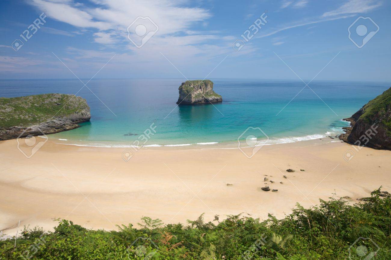 Plage De Ballota Près De Llanes Dans Les Asturies En Espagne Village