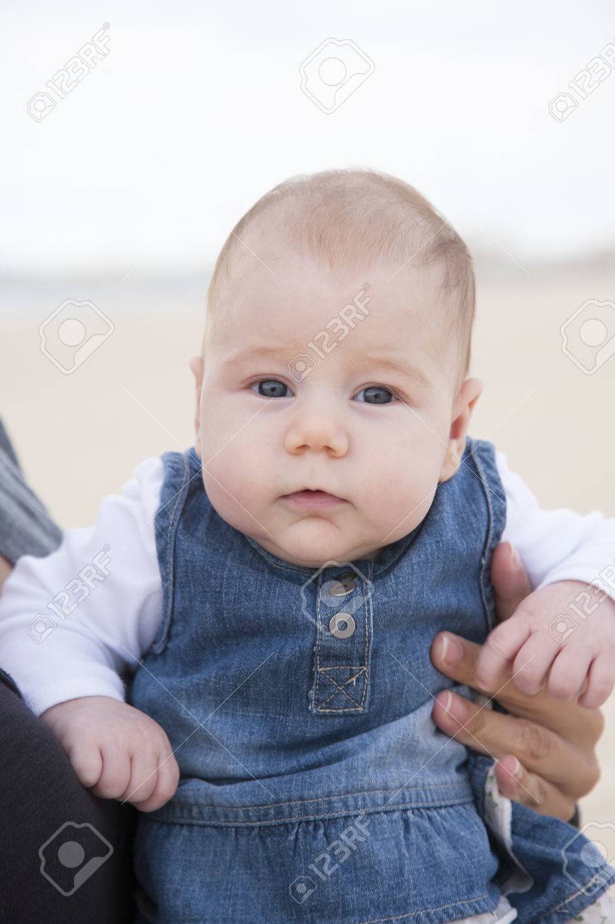 Beb De Tres Meses Con Pantalones Vaqueros Del Vestido Mirando La