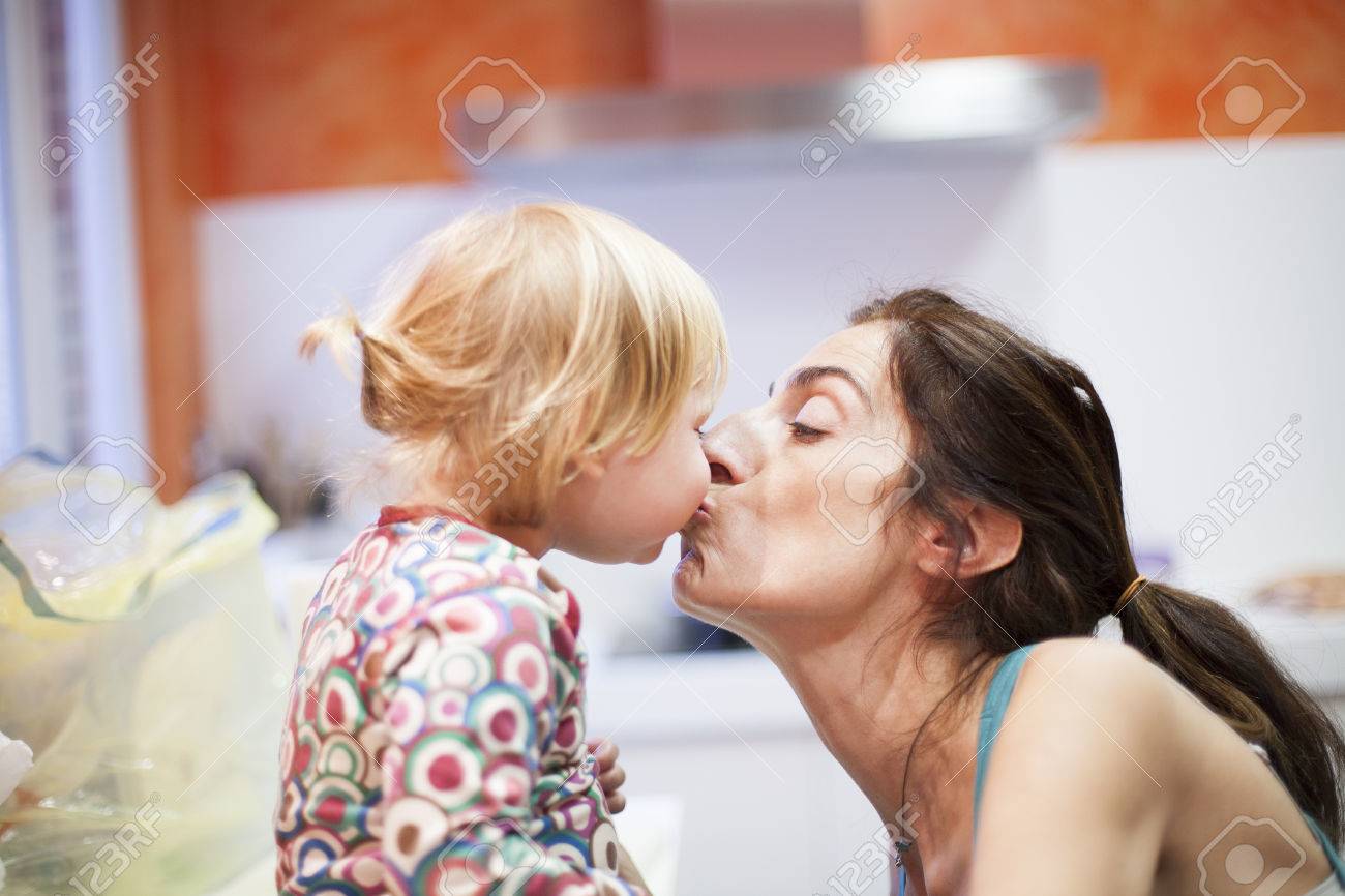Mutter küsst kind mit zunge