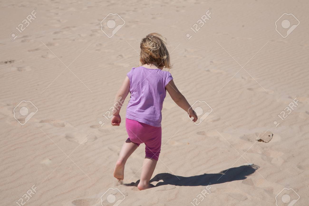 Zuruck Zwei Jahre Alt Blonde Madchen Mit Rosa Hemd Und Hose Mit Windel Zu Fuss Auf Sand Am Strand Lizenzfreie Fotos Bilder Und Stock Fotografie Image 66126118