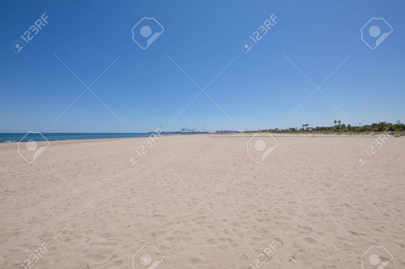 風景ビーチ Grao のカステリョンの松 ピナールの名前付きで バレンシア スペイン ヨーロッパ 青い澄んだ空 海 地平線の港 の写真素材 画像素材 Image