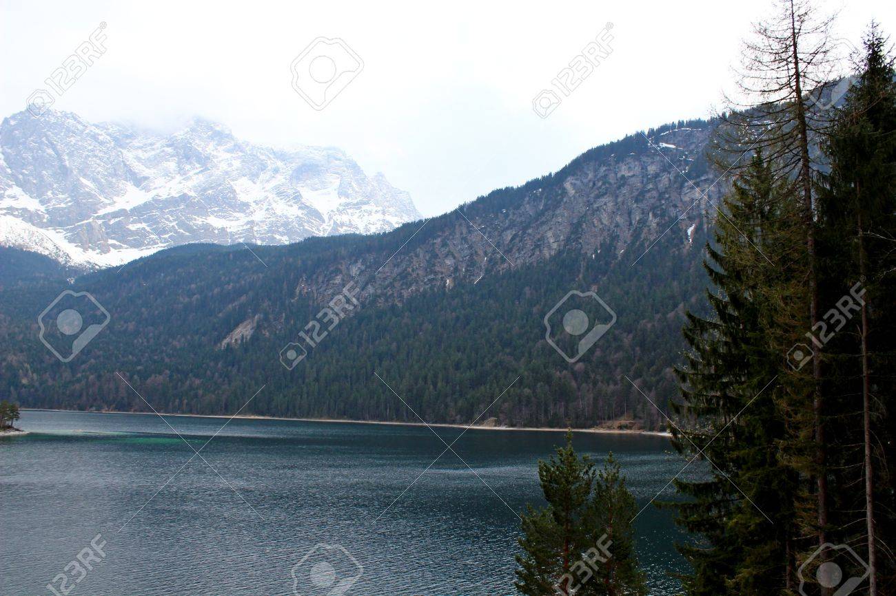 Eibsee Lac Et Zugspitze à 2962 Mètres Est Le Plus Haut Sommet Des Montagnes De Wetterstein Ainsi Que La Plus Haute Montagne En Allemagne Europe
