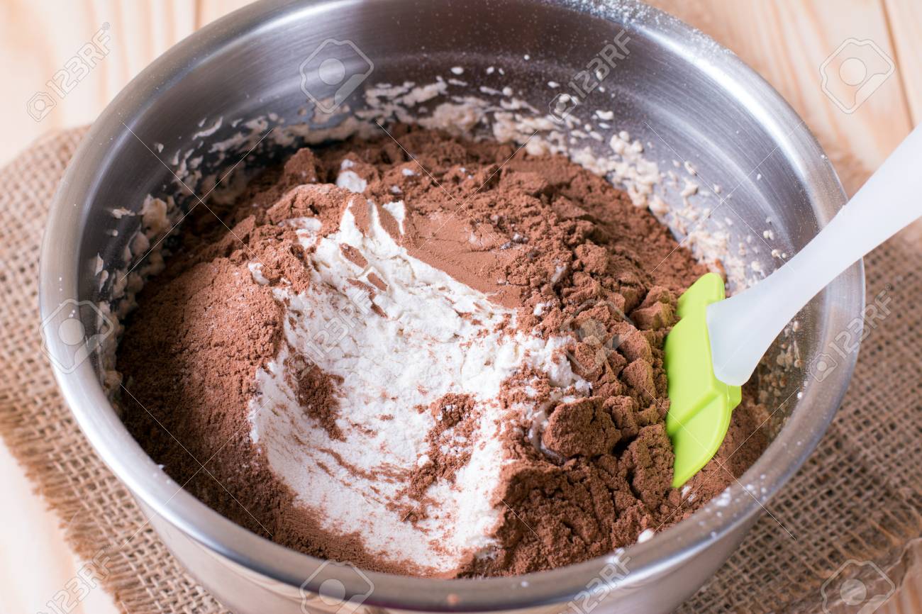 Mezcla De Harina Y Cacao En Un Tazón Fotos, retratos, imágenes y fotografía de archivo libres de derecho. Image 69981445