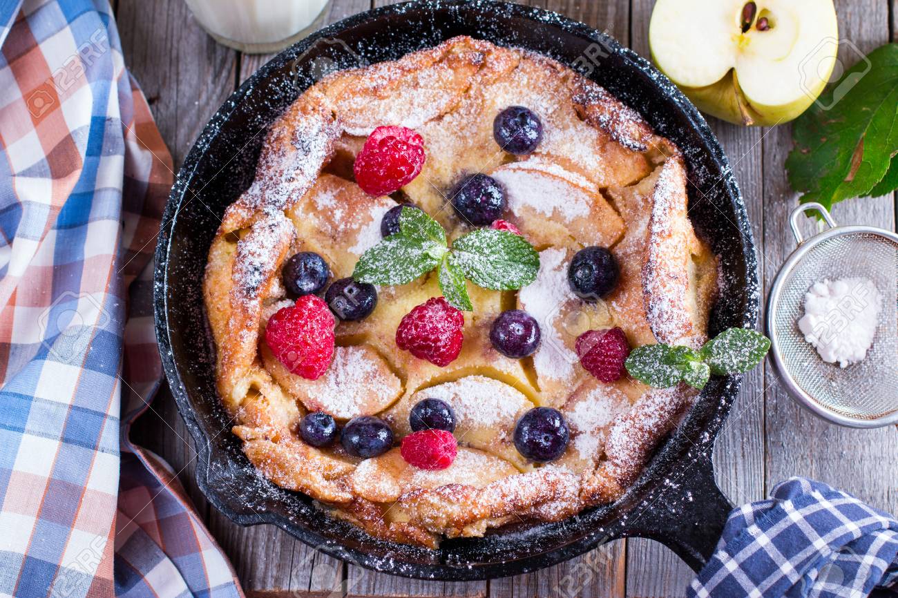 鉄のフライパンにオーブンで焼いたパンケーキ の写真素材 画像素材 Image