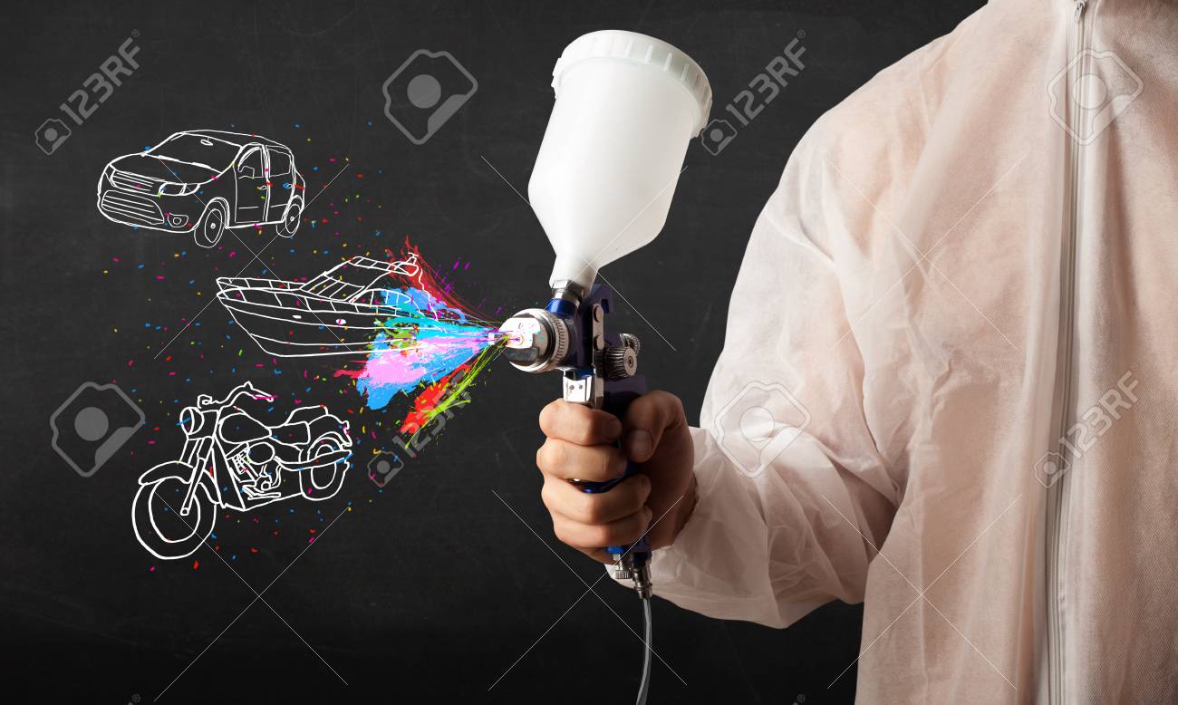 車 ボート オートバイは 暗い背景上に描画エアブラシ スプレー塗装を持つ男 の写真素材 画像素材 Image