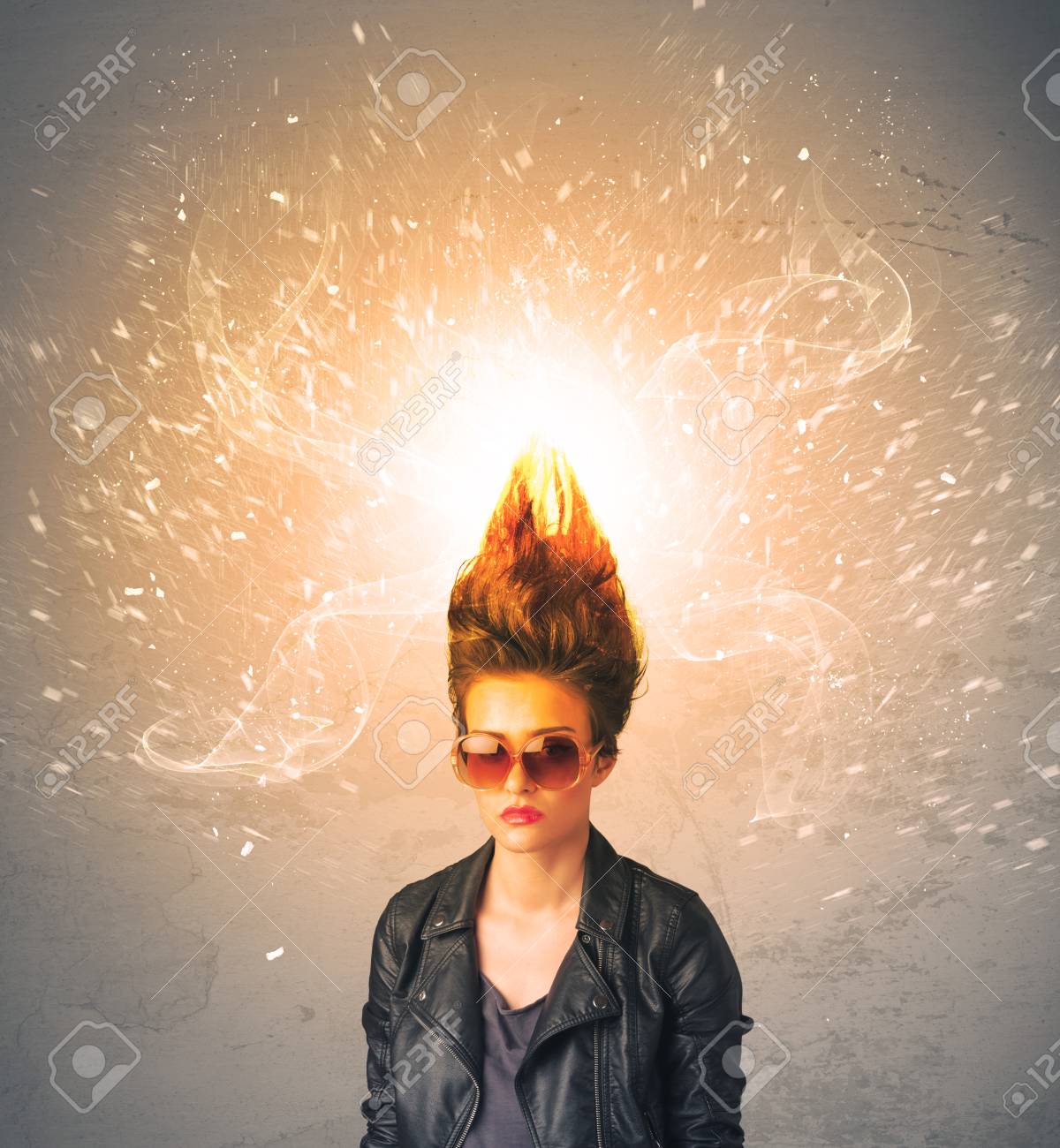 背景に赤のエネルギッシュな爆発を持つ若い女性髪コンセプト の写真素材 画像素材 Image 背景に赤のエネルギッシュな爆発を持つ若い女性髪コンセプト の写真素材 画像素材 Image