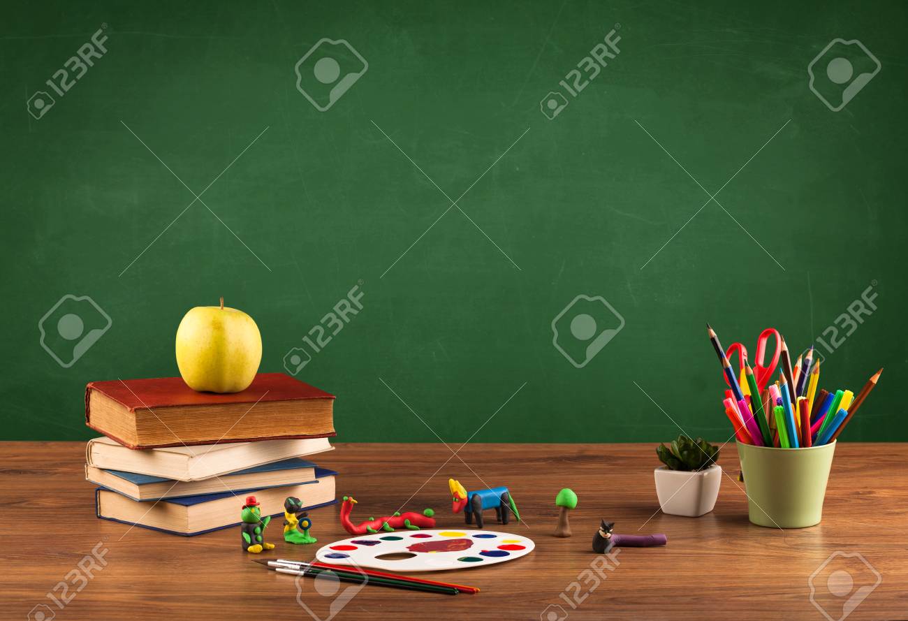 Bureau Noir Avec Retour : Retour à concepty scolaire avec claires tableau noir fond bureau