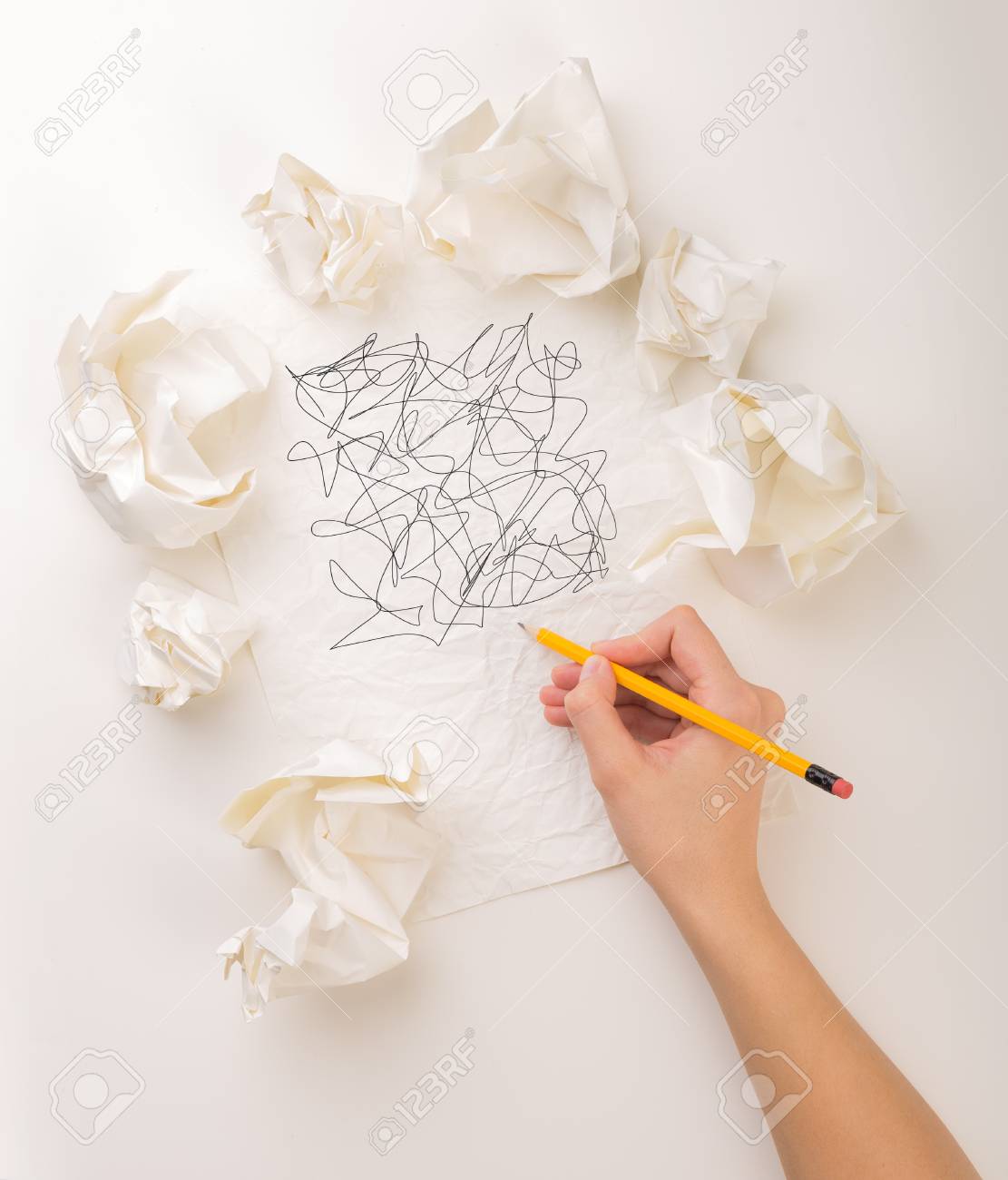 いくつかの紙を丸めて横に女性の手ボール図面のランダムな落書き の写真素材 画像素材 Image