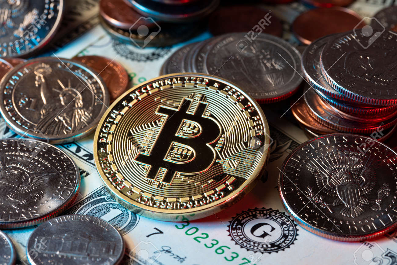 ビットコインと米ドル硬貨と紙幣。フィアットマネー交換の概念を持つ暗号通貨。デジタルキャッシュの写真素材・画像素材 Image 183665693