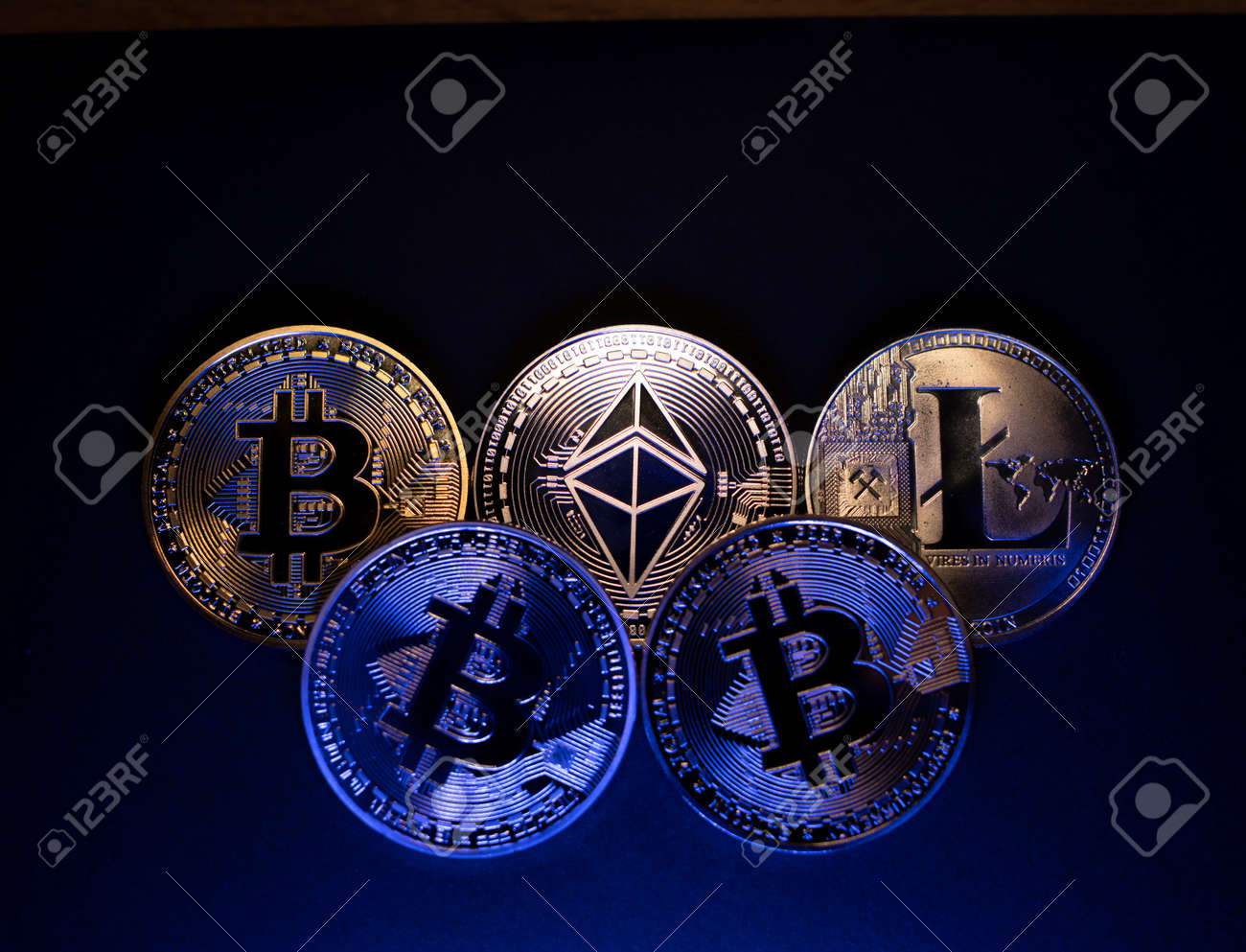 어두운 배경 비트코인 이더리움 및 라이트코인 동전 블록체인 기술 개념의 암호화 동전 로열티 무료 사진, 그림, 이미지 그리고  스톡포토그래피. Image 183666182