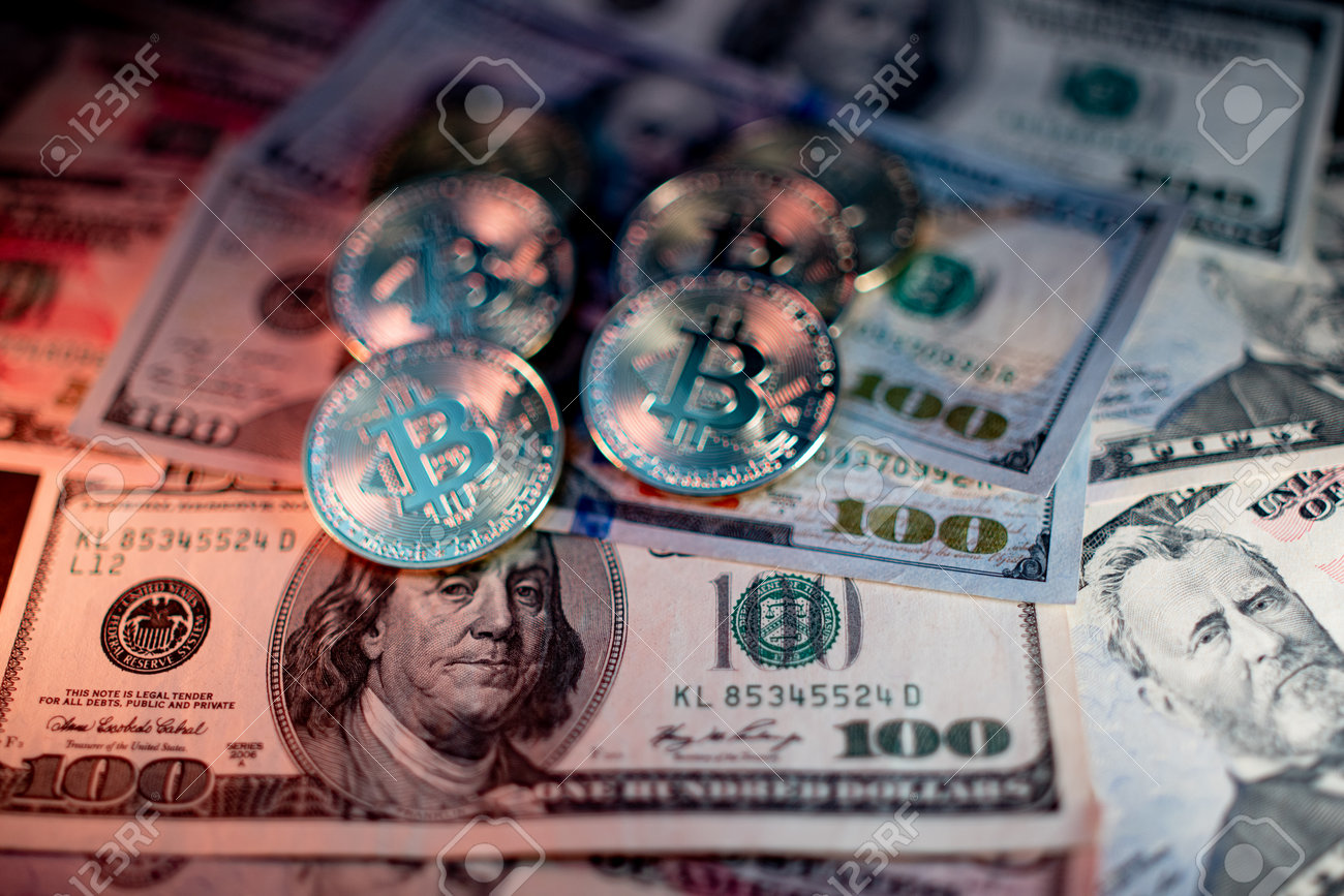 Monedas De Moneda Criptográfica De Bitcoin Brillantes De Metal En Billetes  De Dólares Estadounidenses. Concepto De Dinero Electrónico Descentralizado.  Fotos, retratos, imágenes y fotografía de archivo libres de derecho. Image  183666219