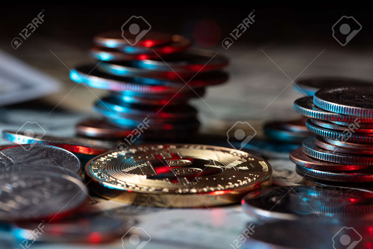 달러 동전과 지폐 옆에 있는 금 비트코인. 미국 달러 현금은 동전과 종이 돈을 배경으로 쌓았습니다. 암호화 통화 및 블록체인 기술 개념  로열티 무료 사진, 그림, 이미지 그리고 스톡포토그래피. Image 170223985
