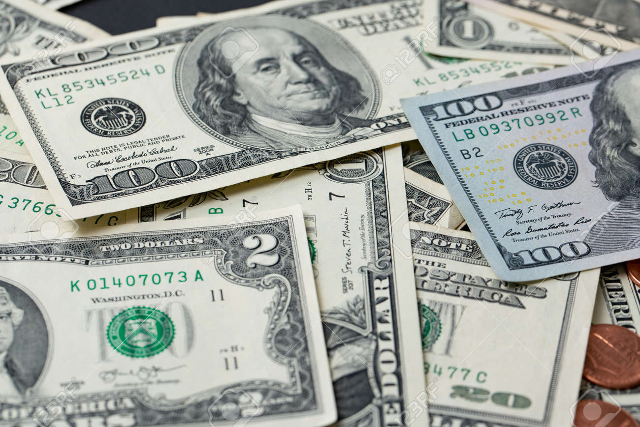 달러 지폐는 1달러에서 100달러 지폐로 퍼져 있습니다. 희귀한 2달러는 현금 더미 배경 사이에 있고 미국 달러 지폐는 현금 100달러와  50달러 지폐입니다. 로열티 무료 사진, 그림, 이미지 그리고 스톡포토그래피. Image 183370566