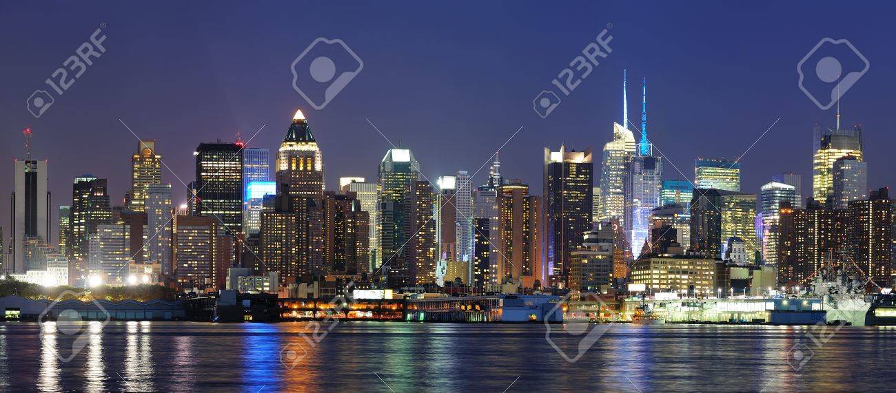 夕暮れハドソン川の歴史的なランドマークの超高層ビルとニューヨーク市マンハッタン ミッドタウンのスカイラインのパノラマはニュージャージー州のウィーホーケンのウォーター フロントから見た の写真素材 画像素材 Image