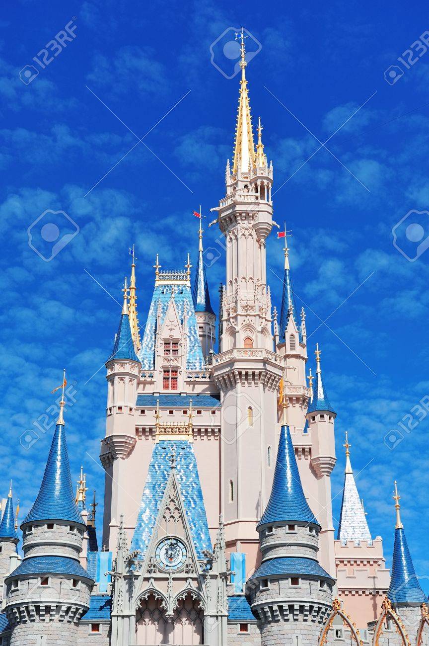 12 年 2 月 13 日オーランド フロリダ州での 1 日のオーランド フロリダ州 2 月 13 日 シンデレラ城 魔法の王国は 10 年に 1700 万の訪問者を集めている世界で最も訪問されたテーマパークです の写真素材 画像素材 Image