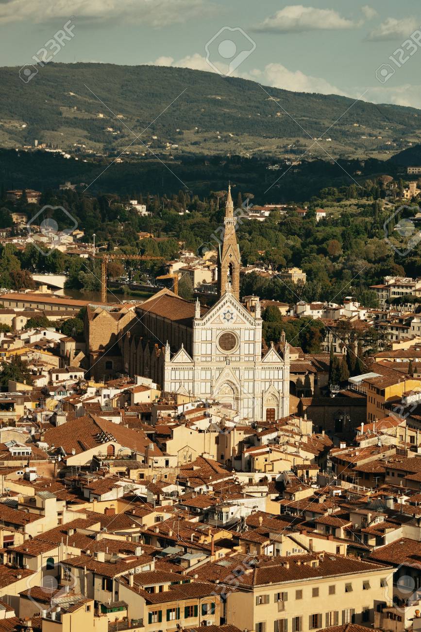 Basilica Di Santa Croce E Conhecido Como Templo Das Glorias Italianas E E O Local De Enterro Para Alguns Dos Mais Ilustres Italianos Fotos Retratos Imagenes Y Fotografia De Archivo Libres De
