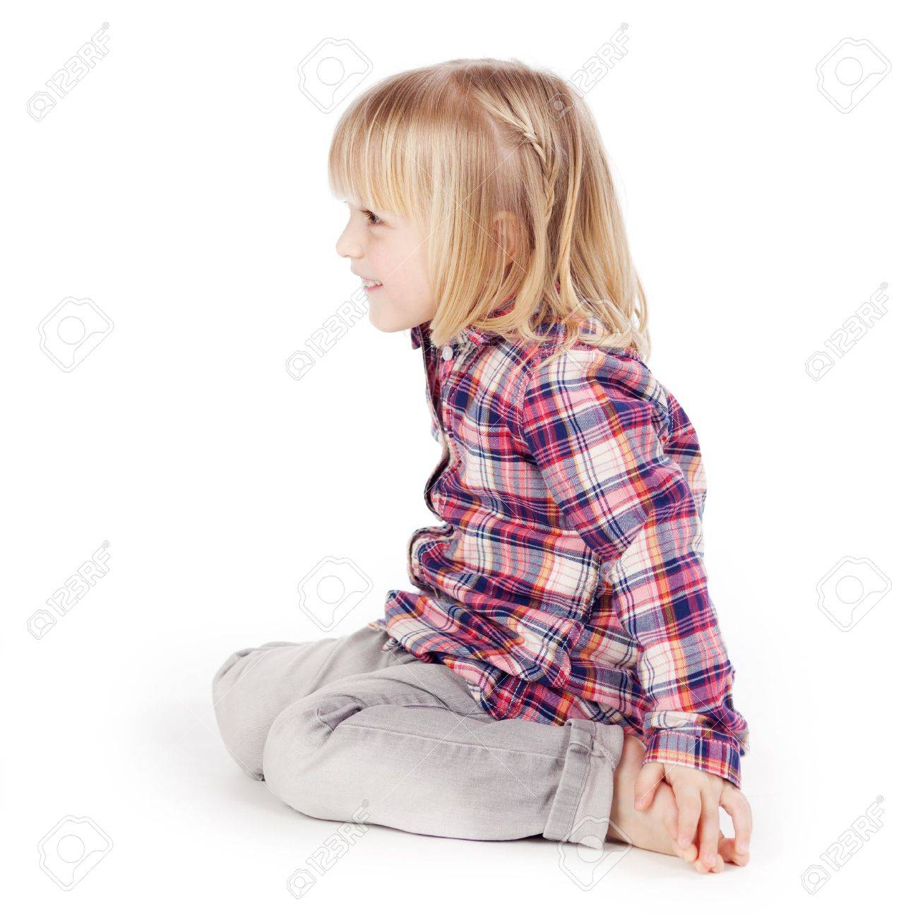 サイドビュー座っているかわいい女の子に白い背景の上の分離 の写真素材 画像素材 Image