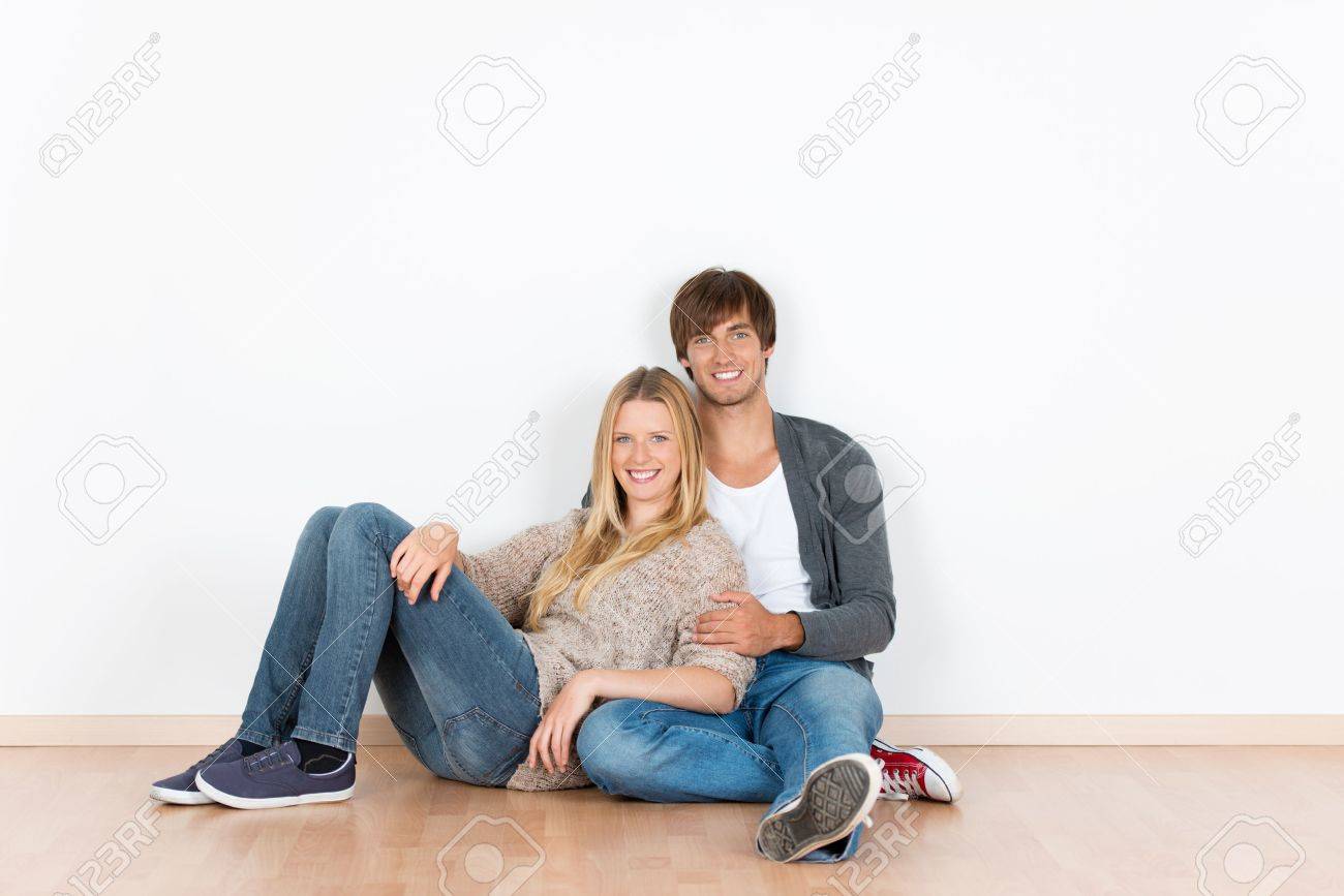 笑顔の Flloor カジュアル座り込む夫婦 の写真素材 画像素材 Image