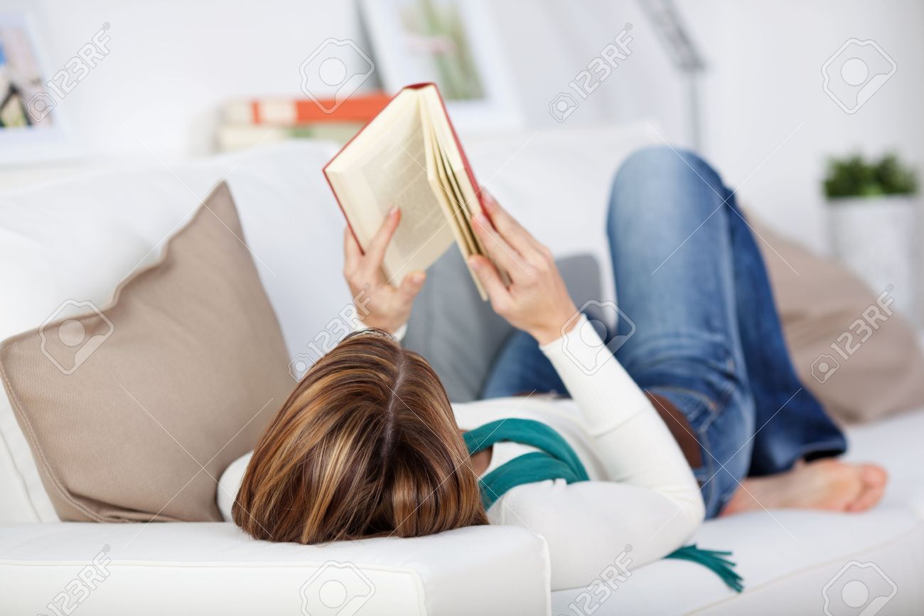横になっている女性の家でのんびり本を読書のクローズ アップ の写真素材 画像素材 Image 横になっている女性の家でのんびり本を読書のクローズ アップ の写真素材 画像素材 Image